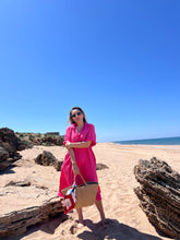 A01862 fuşya crep kumaş kemerli yırtmaçlı elbise