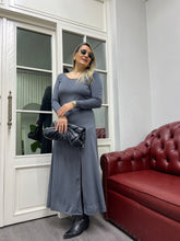 A01733 gri kayık yaka sırt dekolteli elbise