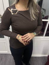 A02147 kahve likralı modal kumaş omuzu metal bluz