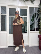 A02453 kahve likralı omuzu pilili modal kumaş yırtmaçlı elbise