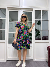 A01898 v yaka düğmeli eteği fırfırlı viskon elbise