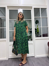 A01998 yeşil yaprak desen viskon elbise