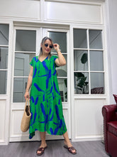 A01928 v yaka viskon kumaş yanları asimetrik elbise