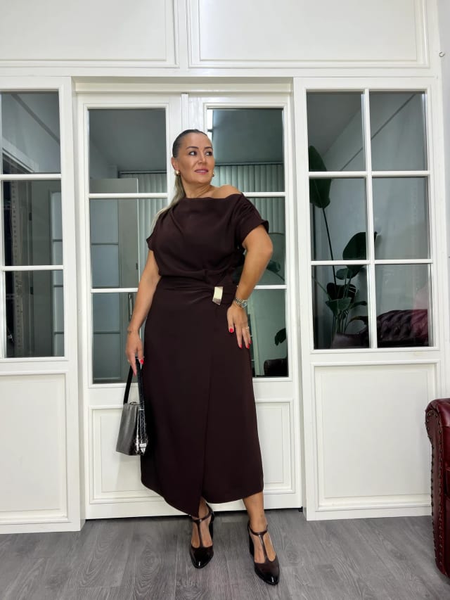 A02753 kahve degaje omuz dekolteli metal tokalı premium midi crep kumaş  elbise 