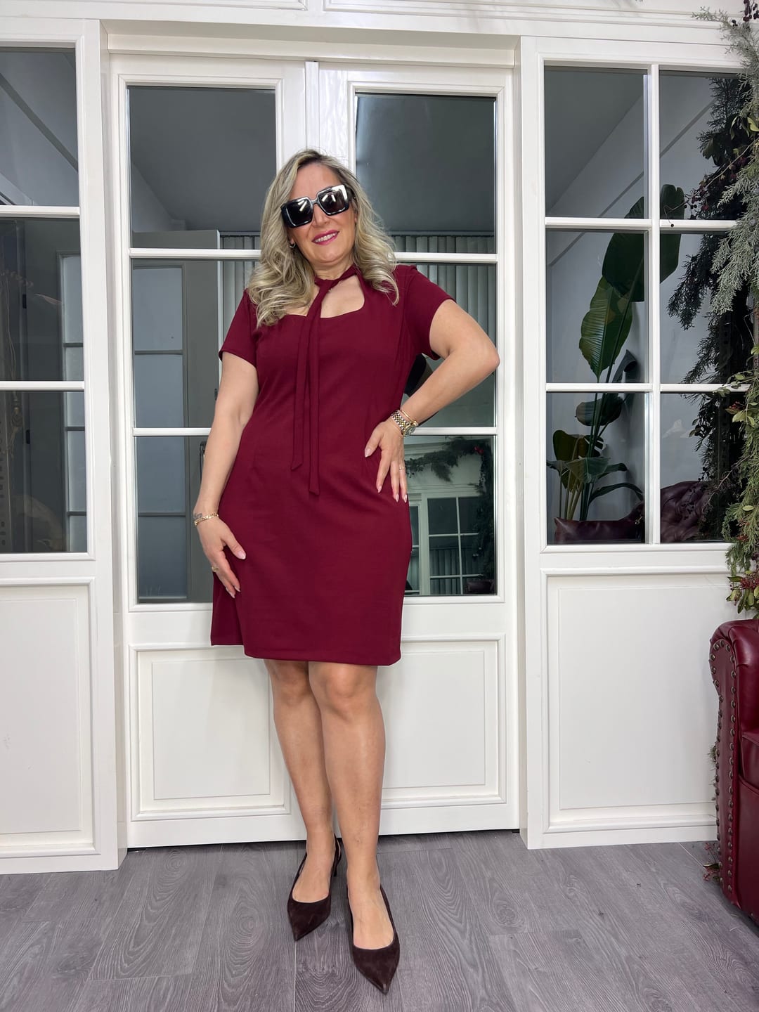 A02470 bordo yakası bağlamalı likralı kısa elbise