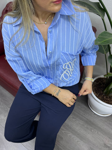 A01791 mavi çizgili cebi nakışlı crep kumaş gömlek