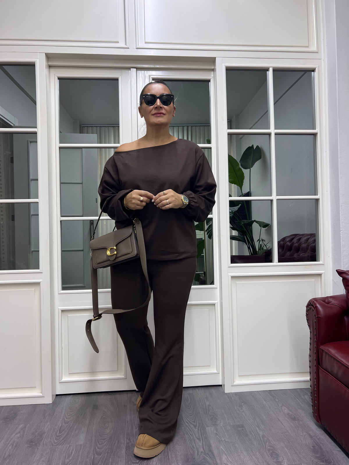 A02089 kayık yaka kahve takım