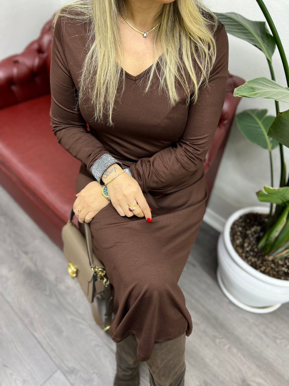 A01718 kahve likralı v yaka kolları simli  Çan elbise