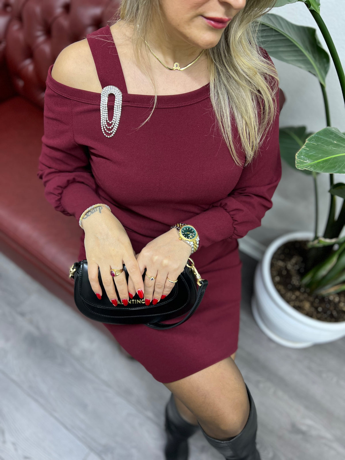 A01728 broşlu bordo omuz dekolte elbise