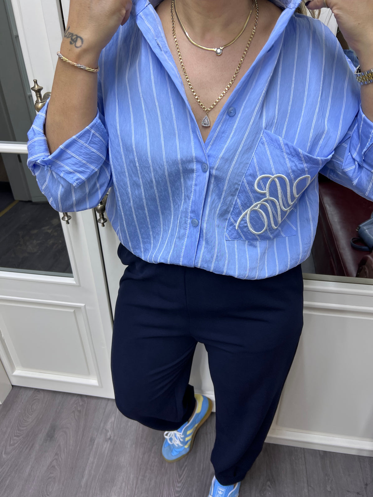 A01791 mavi çizgili cebi nakışlı crep kumaş gömlek