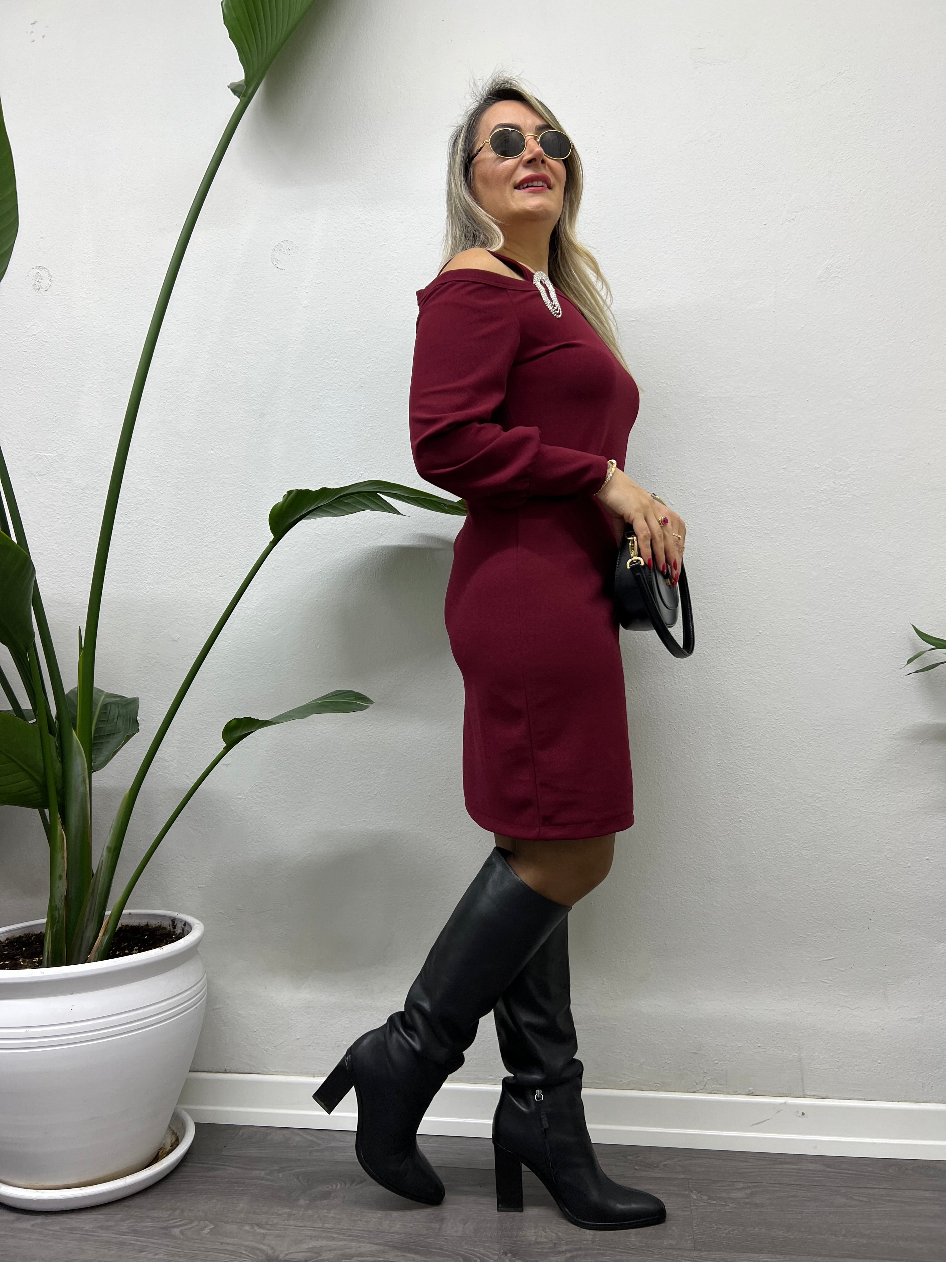 A01728 broşlu bordo omuz dekolte elbise