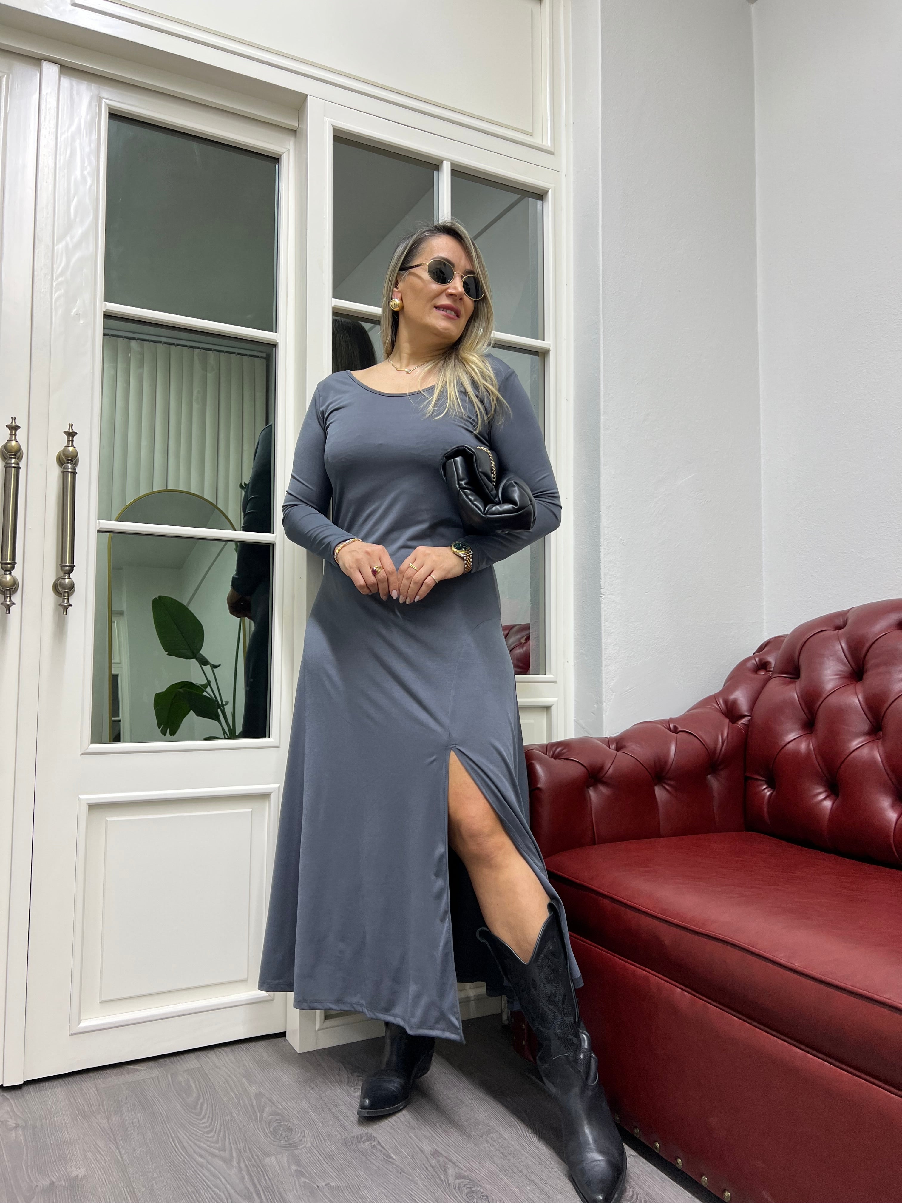 A01733 gri kayık yaka sırt dekolteli elbise