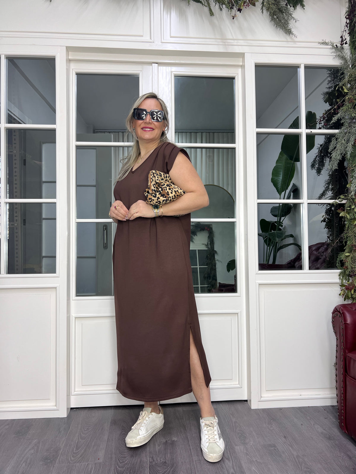 A02453 kahve likralı omuzu pilili modal kumaş yırtmaçlı elbise