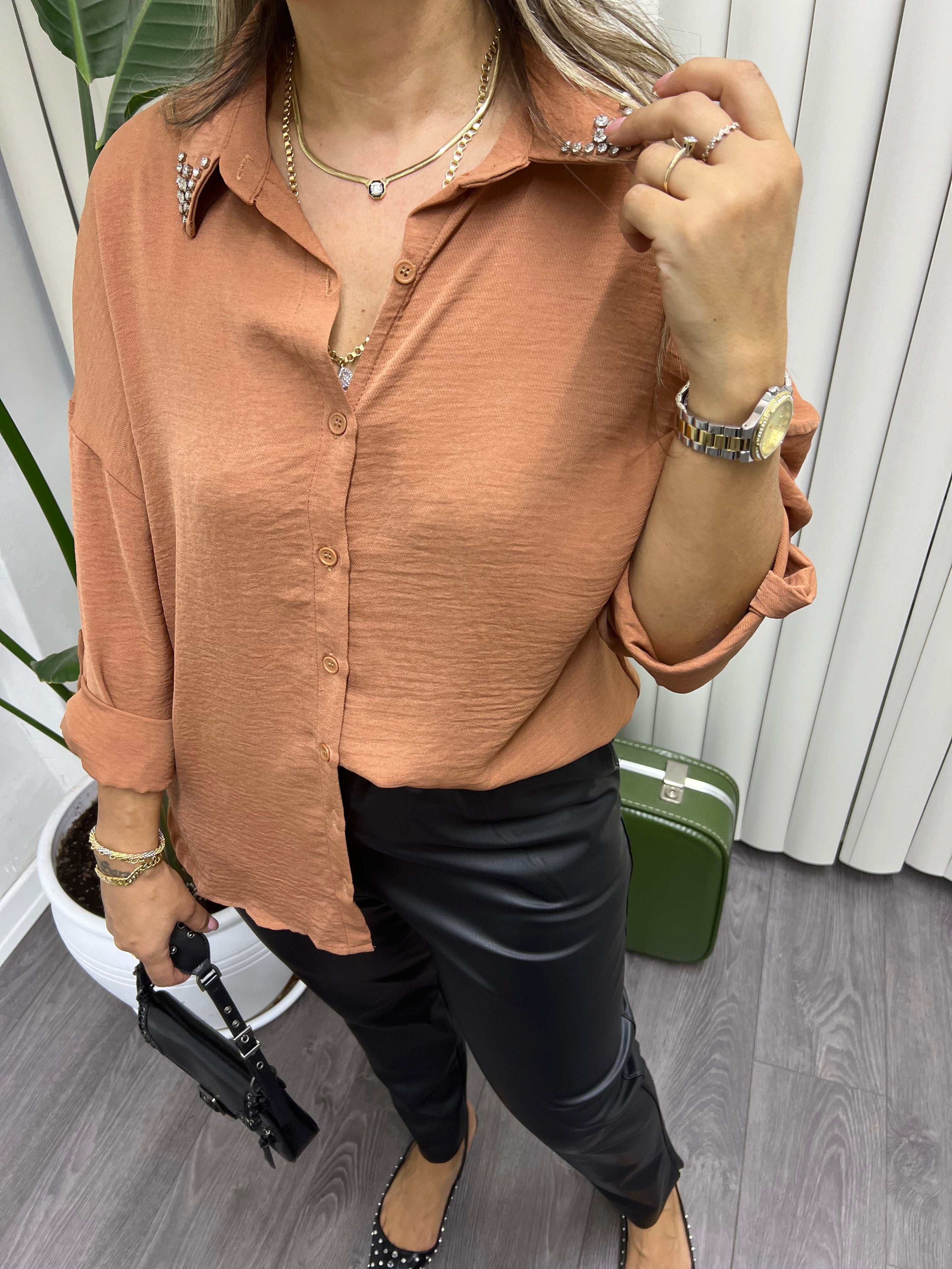 A01483 kremit yaka taşlı gömlek