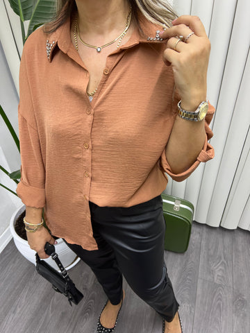 A01483 kremit yaka taşlı gömlek
