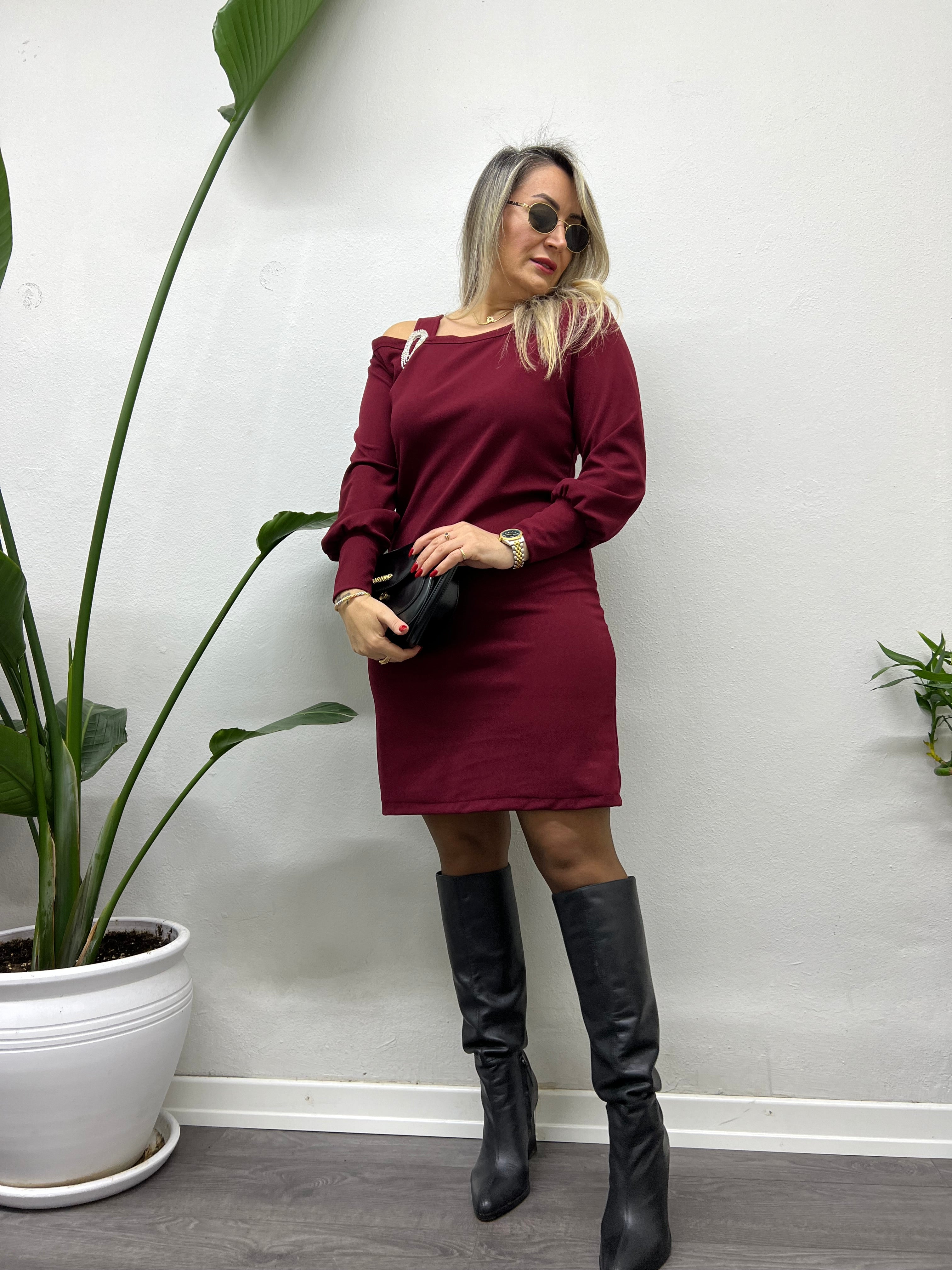 A01728 broşlu bordo omuz dekolte elbise