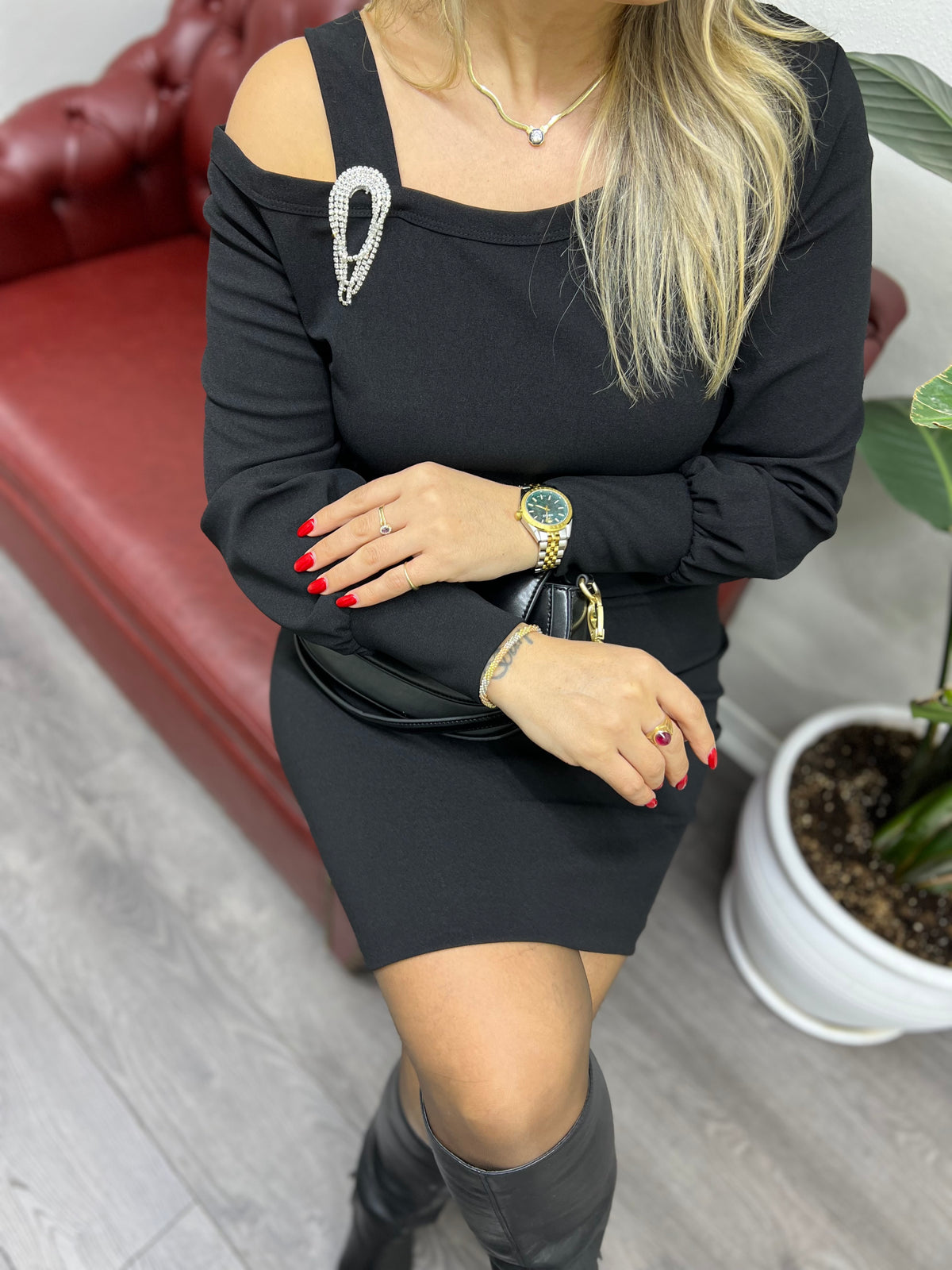 A01727 broşlu likralı omuz dekolte elbise