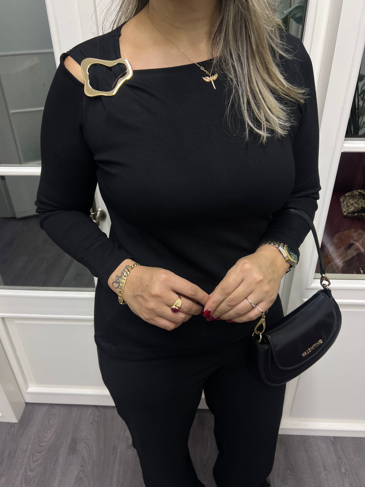 A02148 siyah modal kumaş omuzu metalli bluz