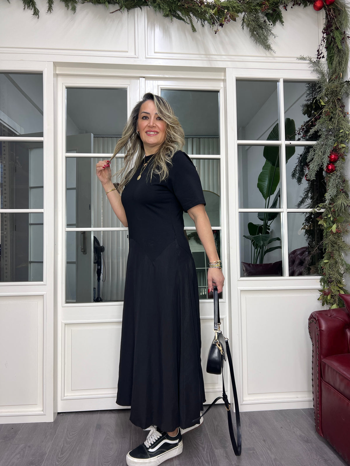 A02347 siyah etekleri crep kumaş elbise